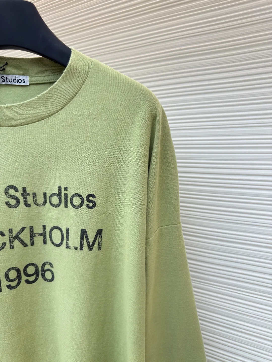 Acne Studios 1966 mud-dyed washed and distressed long sleeves ●Authentic product: purchased and developed for 2399 ●Item number: 1680623-A15 ●Fabric: super soft cotton fabric ●Technology: washed and distressed ●Version: loose fit ●Weight: about 420 grams ●Size: S-M-L-XL ●Description: Made of ultra-soft pure cotton fabric, garment-dyed, washed and distressed, the chest part has a dirty feel, and the lower part shows a gradient effect. The neckline is slightly frayed to better fit the overall tone. The overall line is straight and delicate, the fabric is comfortable and soft, and the color is consistent without color difference. It can be matched with the same style to create a fashionable look and control various occasions. Customized accessories, complete with three standards, the same style for men and women!